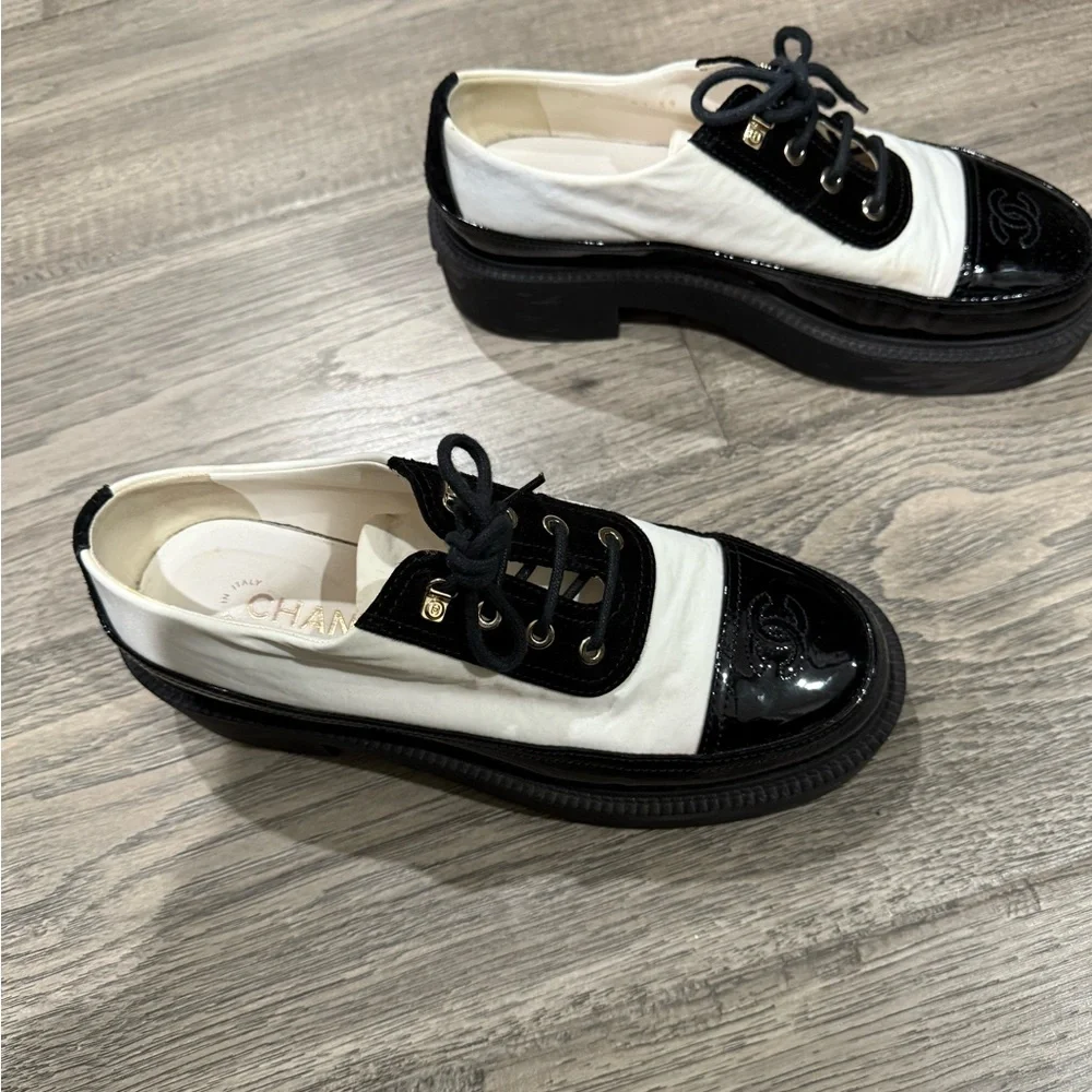 CHANEL Black and White Sneakers for Women - Picture 3 of 7
